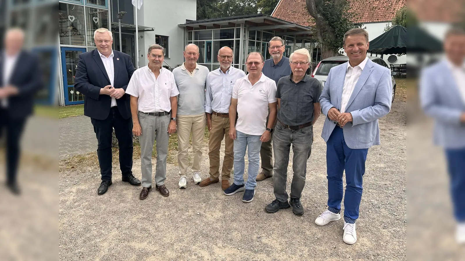 Engagieren sich ehrenamtlich für die medizinische Beratung in Höxter: die Ärzte des Med-Cafés gemeinsam mit Landrat Michael Stickeln und Bürgermeister Daniel Hartmann bei einem Besuch im vergangenen Jahr. (Foto: Stadt Höxter)