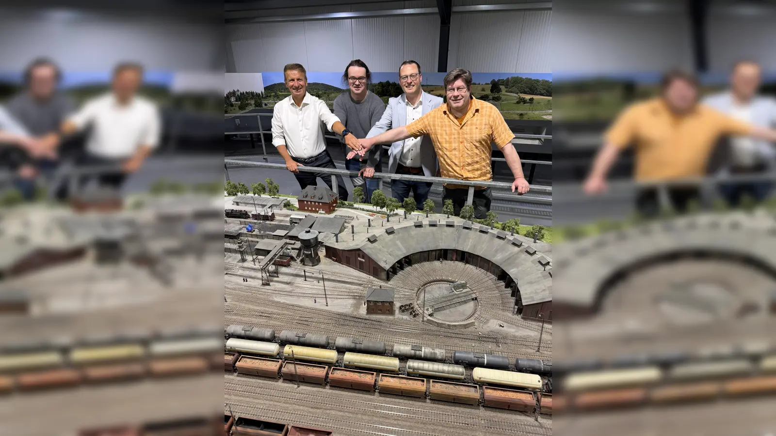 Mit vereinten Kräften ist es gelungen, die Zukunft der Modellbundesbahn in Brakel zu sichern. Mit einer gemeinsamen Initiative haben Landrat Michael Stickeln (l.) und Brakels Bürgermeister Alexander Kleinschmidt (3.v.l.) einen wichtigen Impuls für die Rettung gegeben, indem sie in einem öffentlichen Aufruf um Unterstützung für die einzigartige Anlage gebeten haben. Mit großer Freude und viel Tatendrang blicken die Betreiber Karl Fischer (2.v.l.) und Norbert Sickmann nun in die Zukunft. (Foto: Kreis Höxter)