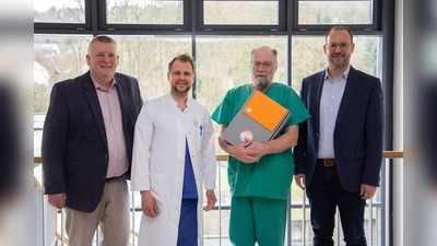 Arztwechsel in der Praxis für Orthopädie, Chirurgie und Handchirurgie im Medizinischen Versorgungszentrum (MVZ) der KHWE: Dr. Christian van Hüllen (2. v. r.) verabschiedet sich nach langjähriger Tätigkeit in den Ruhestand. Seine Nachfolge übernimmt Dennis Steinberg. Mit dabei sind Simon Schmale (Leiter Geschäftsbereich Krankenhaus und Geschäftsführer MVZ Weser-Egge; rechts) und KHWE-Geschäftsführer Christian Jostes. (Foto: KHWE)