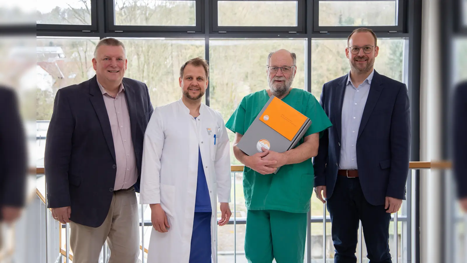 Arztwechsel in der Praxis für Orthopädie, Chirurgie und Handchirurgie im Medizinischen Versorgungszentrum (MVZ) der KHWE: Dr. Christian van Hüllen (2. v. r.) verabschiedet sich nach langjähriger Tätigkeit in den Ruhestand. Seine Nachfolge übernimmt Dennis Steinberg. Mit dabei sind Simon Schmale (Leiter Geschäftsbereich Krankenhaus und Geschäftsführer MVZ Weser-Egge; rechts) und KHWE-Geschäftsführer Christian Jostes. (Foto: KHWE)