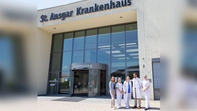 Die neuen MS-Ambulanz am St. Ansgar Krankenhaus erweitert das neurologische Versorgungsangebot für Menschen mit Multiple Sklerose (v.l.): Juliane Gierke (Standortleitung St. Ansgar Krankenhaus), Chantal Dil (Medizinisch-technische Assistentin), Dr. Sophia Lades (Leitende Oberärztin der Klinik für Neurologie und Leitung der MS-Ambulanz), Prof. Dr. Mark Obermann (Chefarzt der Klinik für Neurologie) und Daniela Titze (Medizin-technische Assistentin). (Foto: KHWE)