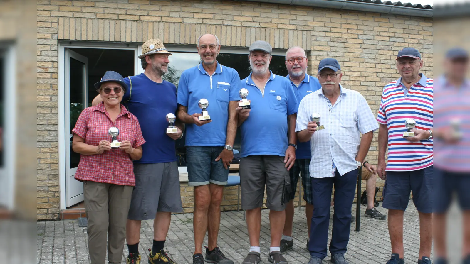 Eva Basan und Michael Strumpen (2. Platz, Boule-Freunde Wehrden), Hubertus Hartmann und Klaus Jürgens (1. Platz, Bouletten BSG Borgentreich), Turnierleiter Winfried Gawandtka, Peter Abel und Peter Baensch (3. Platz, Wilhelmsthal). (Foto: privat)