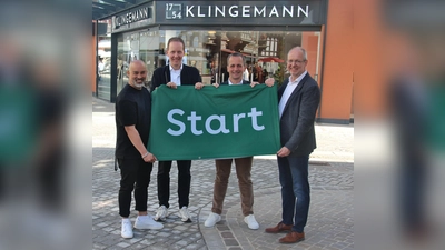 Freuen sich auf den Start des 10. Firmenlaufs Höxter: Karsten Gonzaga (Abteilungsleiter Sport in der Sport- und Modehaus Klingemann GmbH), Jens Klingemann (Geschäftsführer Sport- und Modehaus Klingemann GmbH), Jörg Albers (Unternehmenskundenbetreuer Sparkasse Paderborn-Detmold-Höxter) und Thomas Pottmeier (Teamleiter Vertrieb AOK NordWest). (Foto: AOK/hfr.)