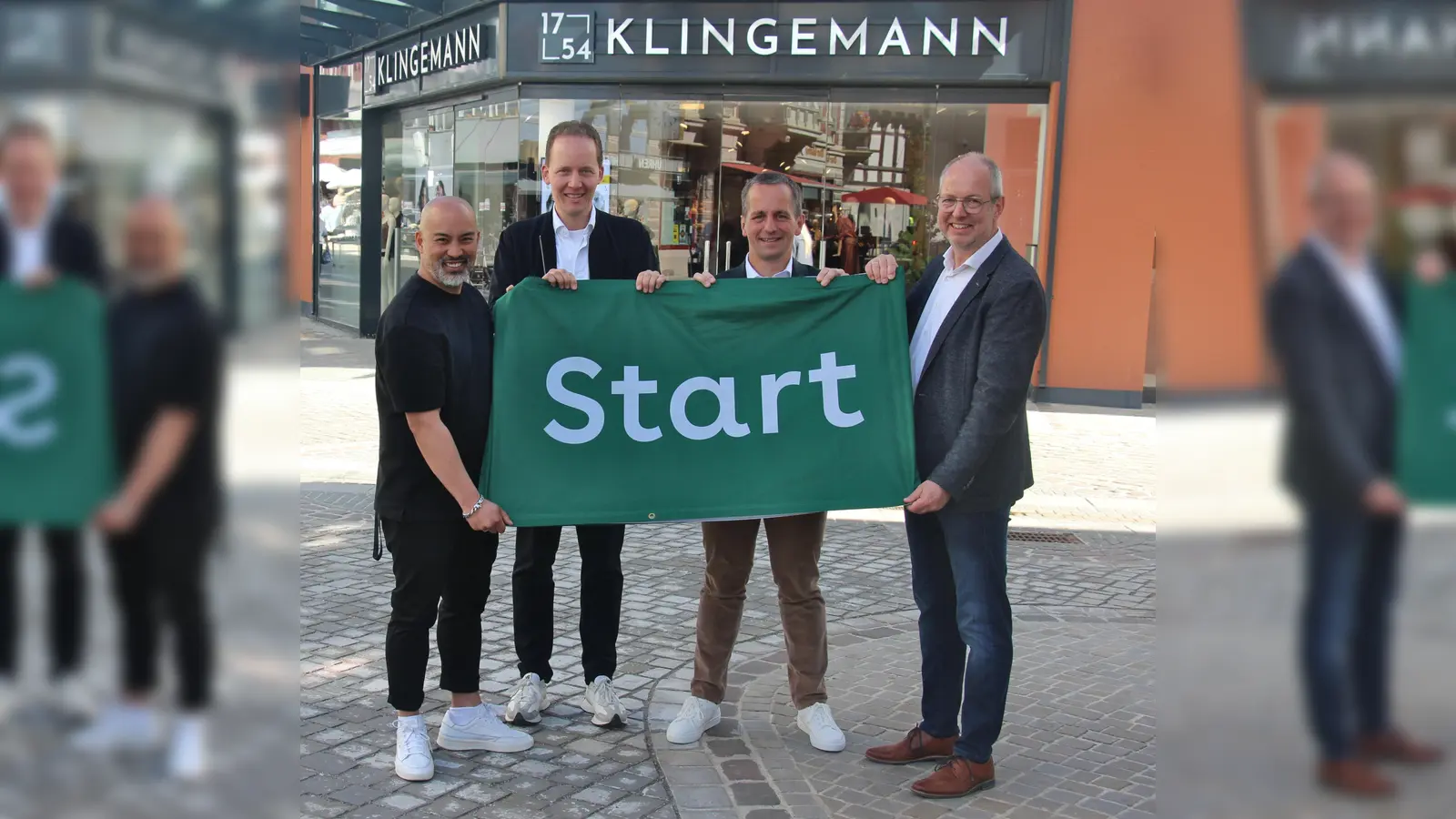 Freuen sich auf den Start des 10. Firmenlaufs Höxter: Karsten Gonzaga (Abteilungsleiter Sport in der Sport- und Modehaus Klingemann GmbH), Jens Klingemann (Geschäftsführer Sport- und Modehaus Klingemann GmbH), Jörg Albers (Unternehmenskundenbetreuer Sparkasse Paderborn-Detmold-Höxter) und Thomas Pottmeier (Teamleiter Vertrieb AOK NordWest). (Foto: AOK/hfr.)