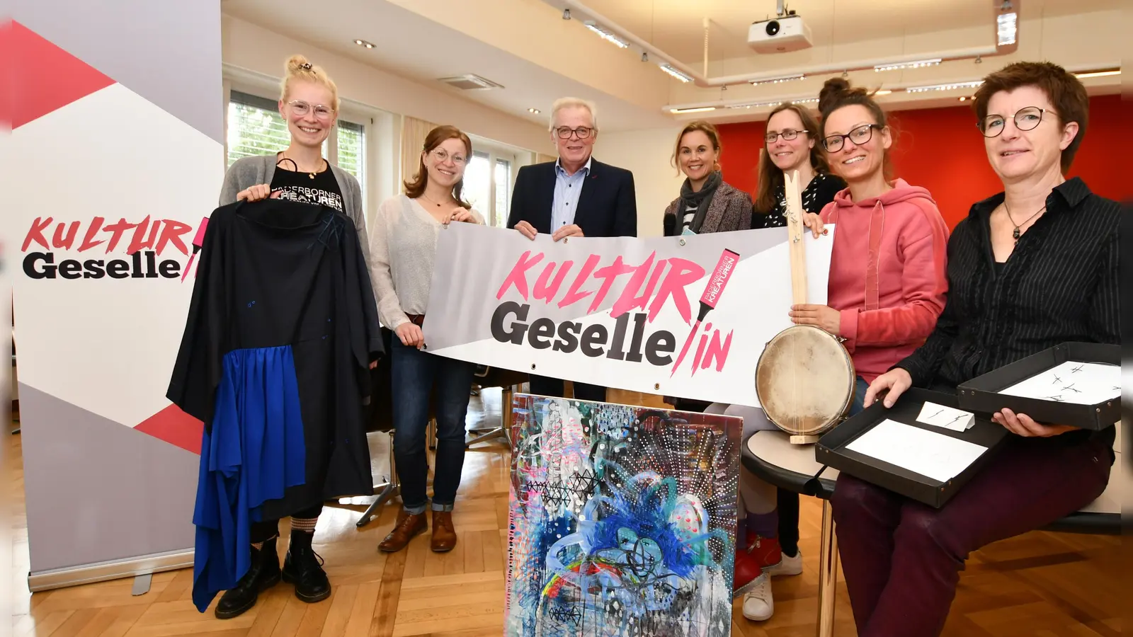 Freuen sich auf das Projekt „Kulturgeselle/in“ im Kreis Höxter, das Jugendliche einlädt, sich in Kreativberufen zu erproben (v.l.): Laura Schlütz (Verein Paderborner Kreaturen), Stephanie Koch (Kulturmanagerin des Kreises Höxter), Kreisdirektor Klaus Schumacher, Julia Ures, Nina Schiefelbein, Kristina Mengersen und Christina Pott.  (Foto: Kreis Höxter)