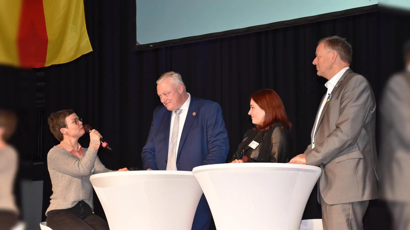 Moderatorin Katharina von Ruschkowski, Bürgermeister Daniel Hartmann, Landtagsabgeordnete und Mitglied im Wissenschaftsausschuss Julia Eisentraut (Grüne) und Landtagsabgeordneter Matthias Goeken sprachen bei der Podiumsdiskussion von einem Neustart für den Hochschulstandort Höxter.  (Foto: Barbara Siebrecht)