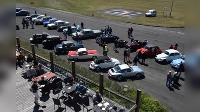 Blick vom Tower auf die Spalier stehenden Oldtimer auf dem Vorfeld. (Foto: Otto)
