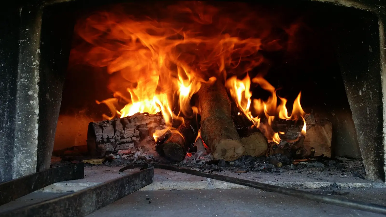 Heizen mit Holz: Mit einfachen Tipps die feurige Wärme richtig nutzen (Foto: Pixabay)