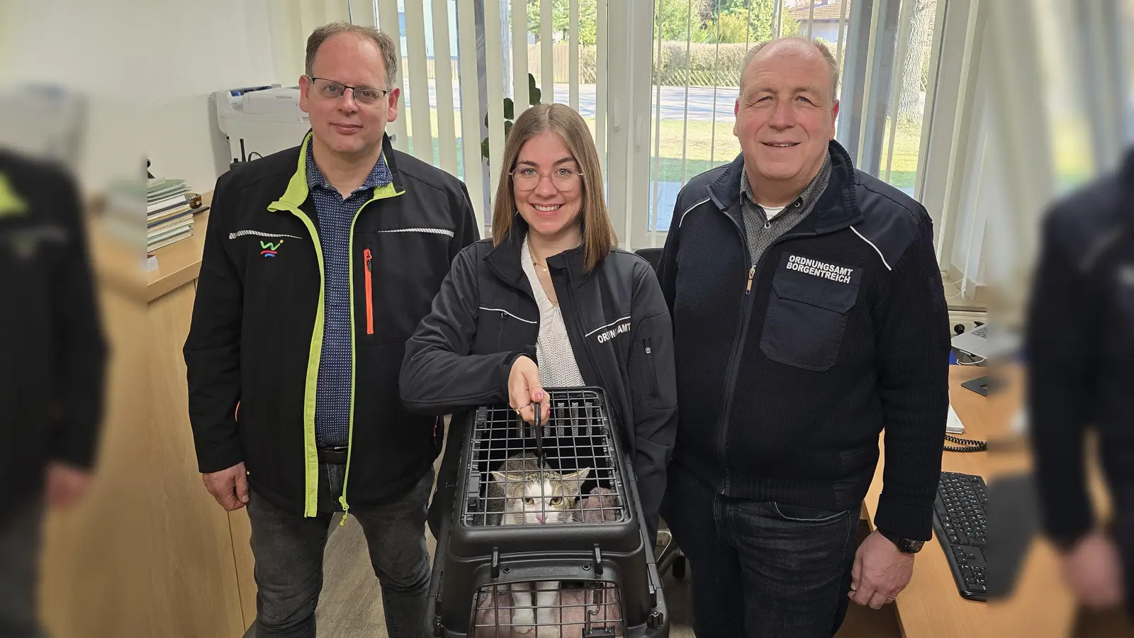 Im Büro des Borgentreicher Ordnungsamtes (v.l.): Carsten Gutschank (Leitung Ordnungsamt Stadt Willebadessen), Malin Schöttler (Ordnungsamt Stadt Warburg) und Klaus Kaiser (Leitung Ordnungsamt Stadt Borgentreich) mit dem kleinen Fundkater Titus aus Willegassen. (Foto: Stadt Borgentreich)