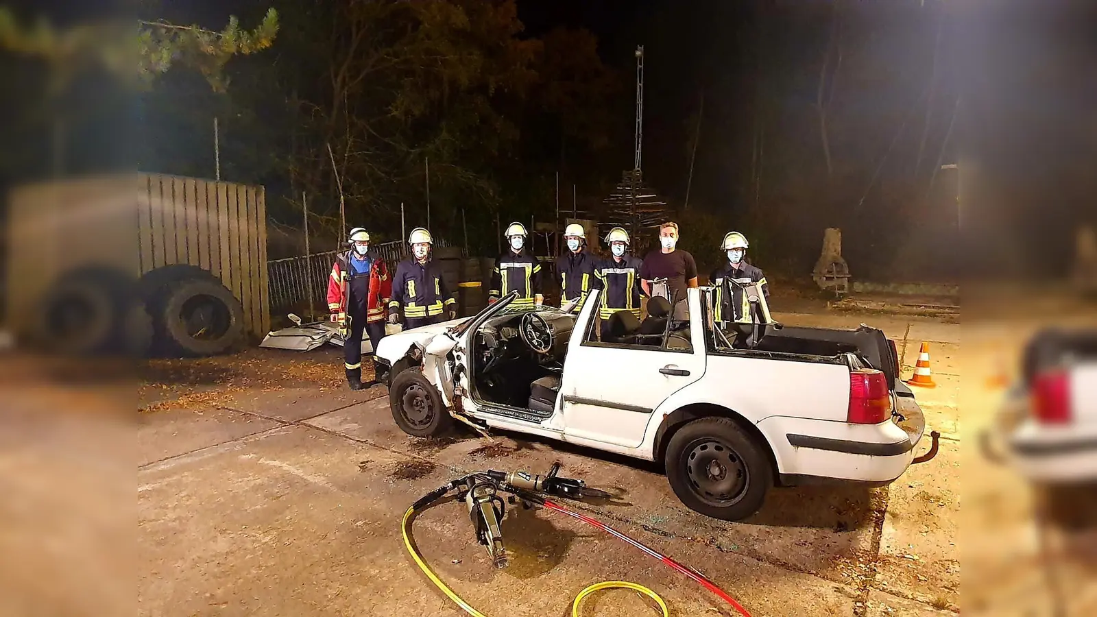 Die Teilnehmer einer Gruppe und Ausbilder am Übungsfahrzeug. (Foto: Foto: Fa. Nolte Fahrzeugtechnik)