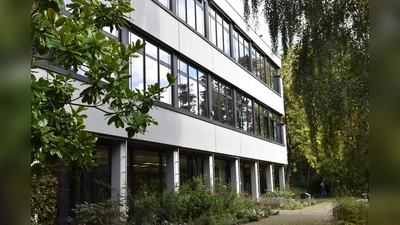 Der Campus Höxter verfügt über attraktive Räumlichkeiten für Lehrende, wie Studierende inmitten des Botanischen Garten. (Foto: Bernd Schackers)