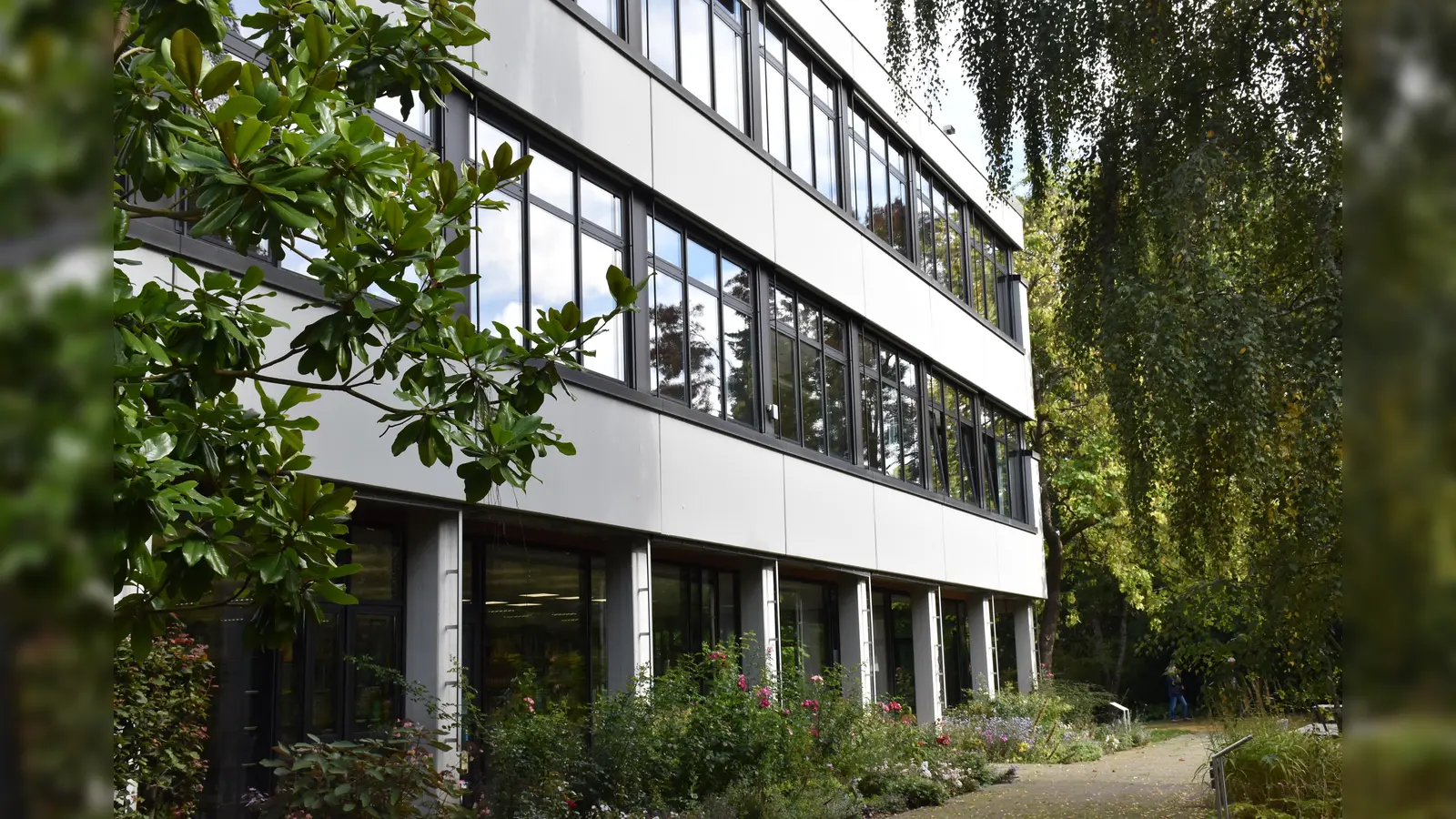 Der Campus Höxter verfügt über attraktive Räumlichkeiten für Lehrende, wie Studierende inmitten des Botanischen Garten. (Foto: Bernd Schackers)