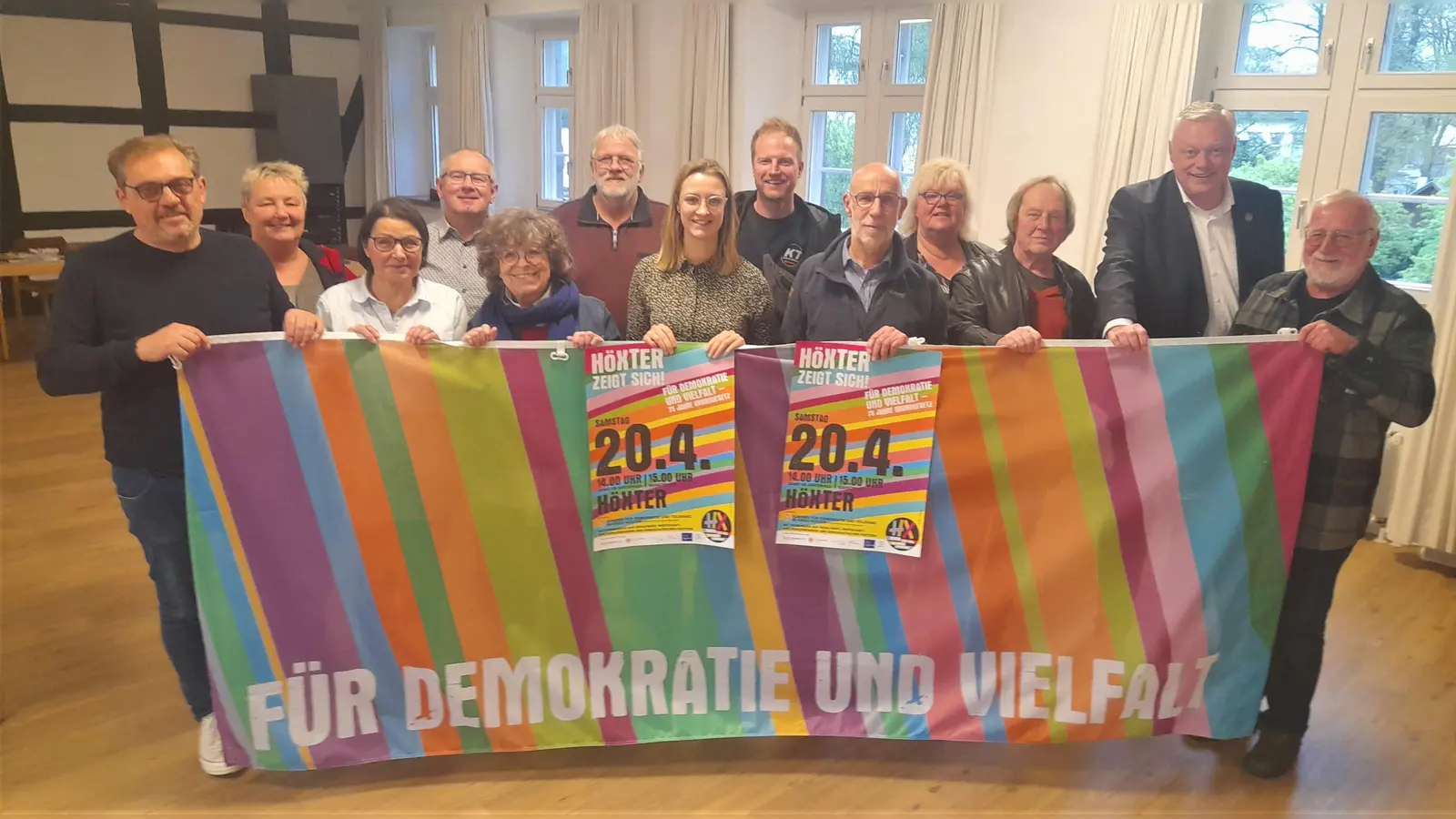 „Höxter zeigt sich” mit Ricardo Blaszczyk (l.) und Nora Wieners (vorn, Mitte) vom Bündnis sowie Höxers Bürgermeister Daniel Hartmann (2. v. r.) beim Vorbereitungstreffen. (Foto: Bündnis)