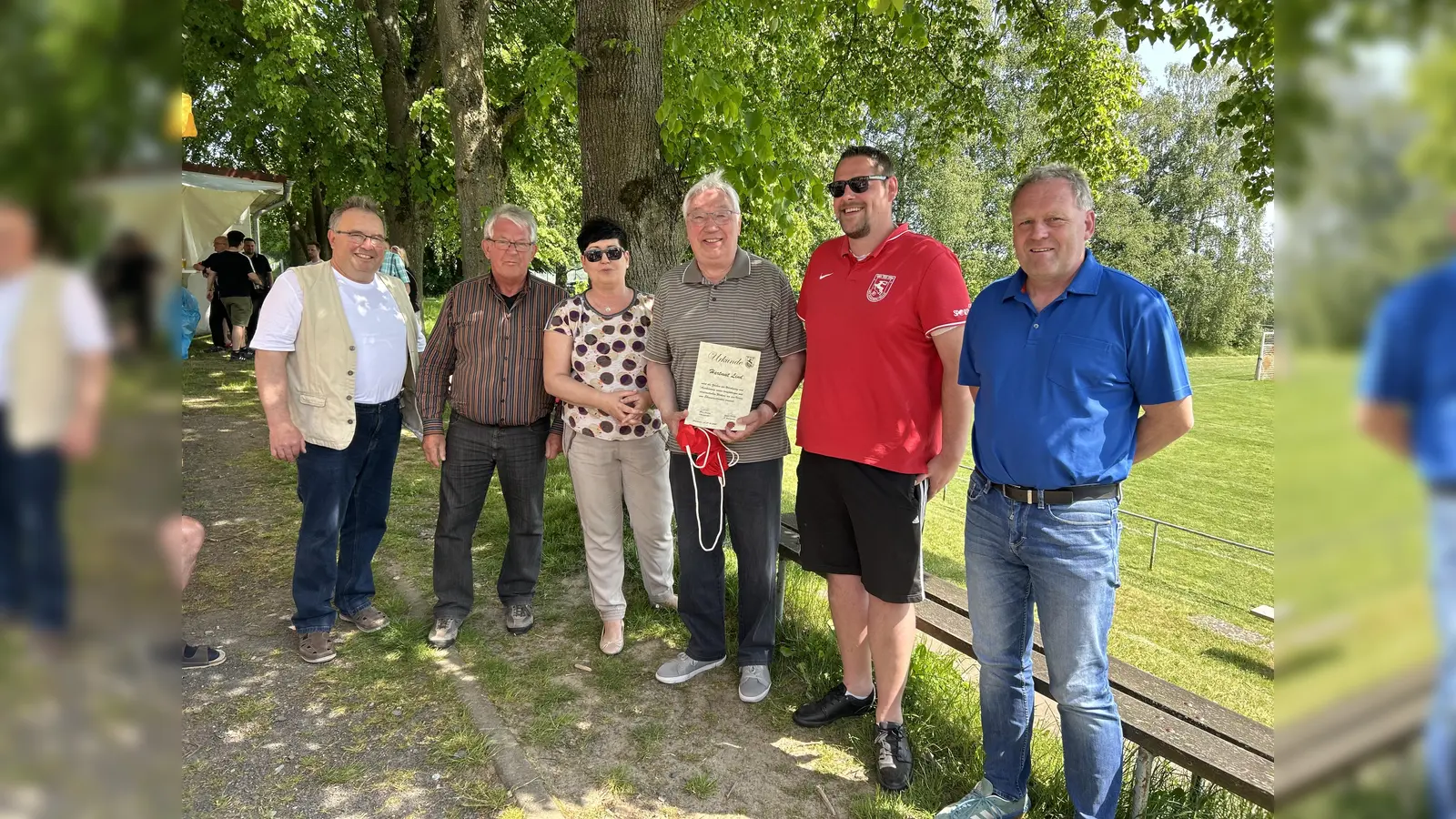 Diethelm Robrecht (Magistrat der Stadt Immenhausen), Manfred Zolke (Ehrenvorsitzender), Sandra Schäfer (Kassenwartin), Hartmut Lind (Ehrenvorsitzender), Sören Jandrey (1. Vorsitzender) und Jürgen Schäfer (stellvert. Vorsitzender). (Foto: TSV Holzhausen)