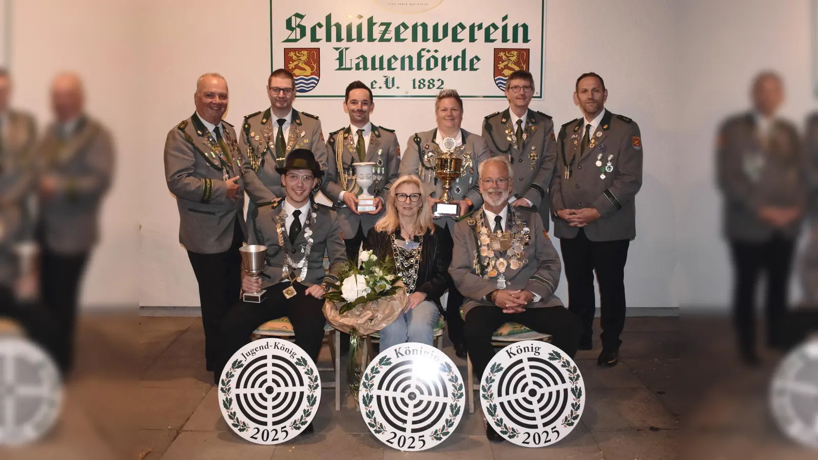 V.l.u.: Jugendkönig Janne Matti Piljug, Schützenkönigin Sabine Sprock, Schützenkönig Bernd Tyrasa, (v.h.l.) Ehrenvorsitzender Werner Tyrasa, Schießsportleiter Thomas Brekerbohm, Pokalgewinner und 1.Vorsitzender Marcel Gerhards, Pokalgewinnerin Melanie Meyer, Präsident des Solling-Schützenbundes Dr. Bernd Renneberg, 2. Vorsitzender Benjamin Bönnighausen. (Foto: SV Lauenförde)