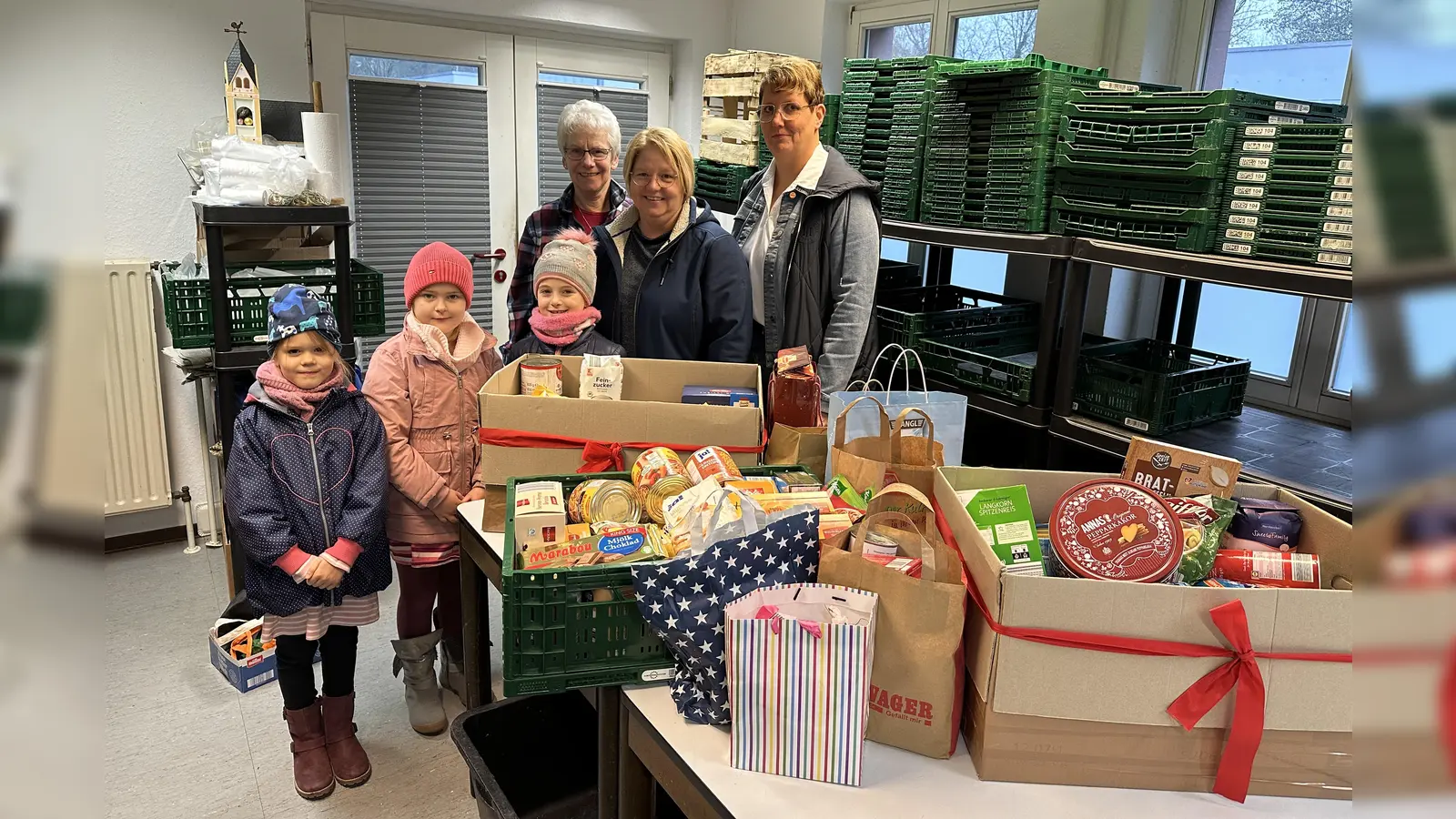 Übergabe der Lebensmittelspenden (v.l.): Luise Heger, Ida Kieneke, Anna Drüke, Lucie Zimmermann (Höxter-Tisch), Andrea Kruse und Antonia Block (beide Pfarrgemeinderat Bosseborn).<br> (Foto: privat)