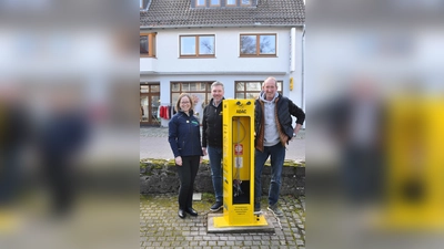 V.l.: Theresa Trautmann (Stadt- und Wirtschaftsförderung Nieheim), Marko Schöppner (Abteilungsleiter Verkehr und Technik ADAC Ostwestfalen-Lippe) und Joachim Wittwer (ADAC Ostwestfalen-Lippe). (Foto: ADAC Ostwestfalen-Lippe e.V. )