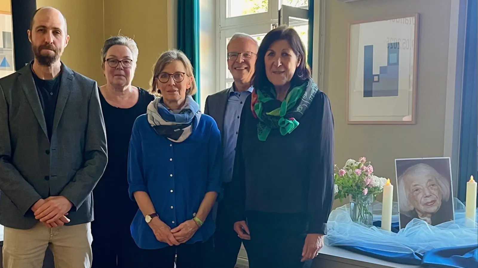 Die Lesung knüpft inhaltlich an die viel beachtete Gedenkveranstaltung im Juni 2025 in Holzminden an, bei der zahlreiche Besucherinnen und Besucher der kurz zuvor verstorbenen Zeitzeugin gedachten. (Foto: Stadt Holzminden)