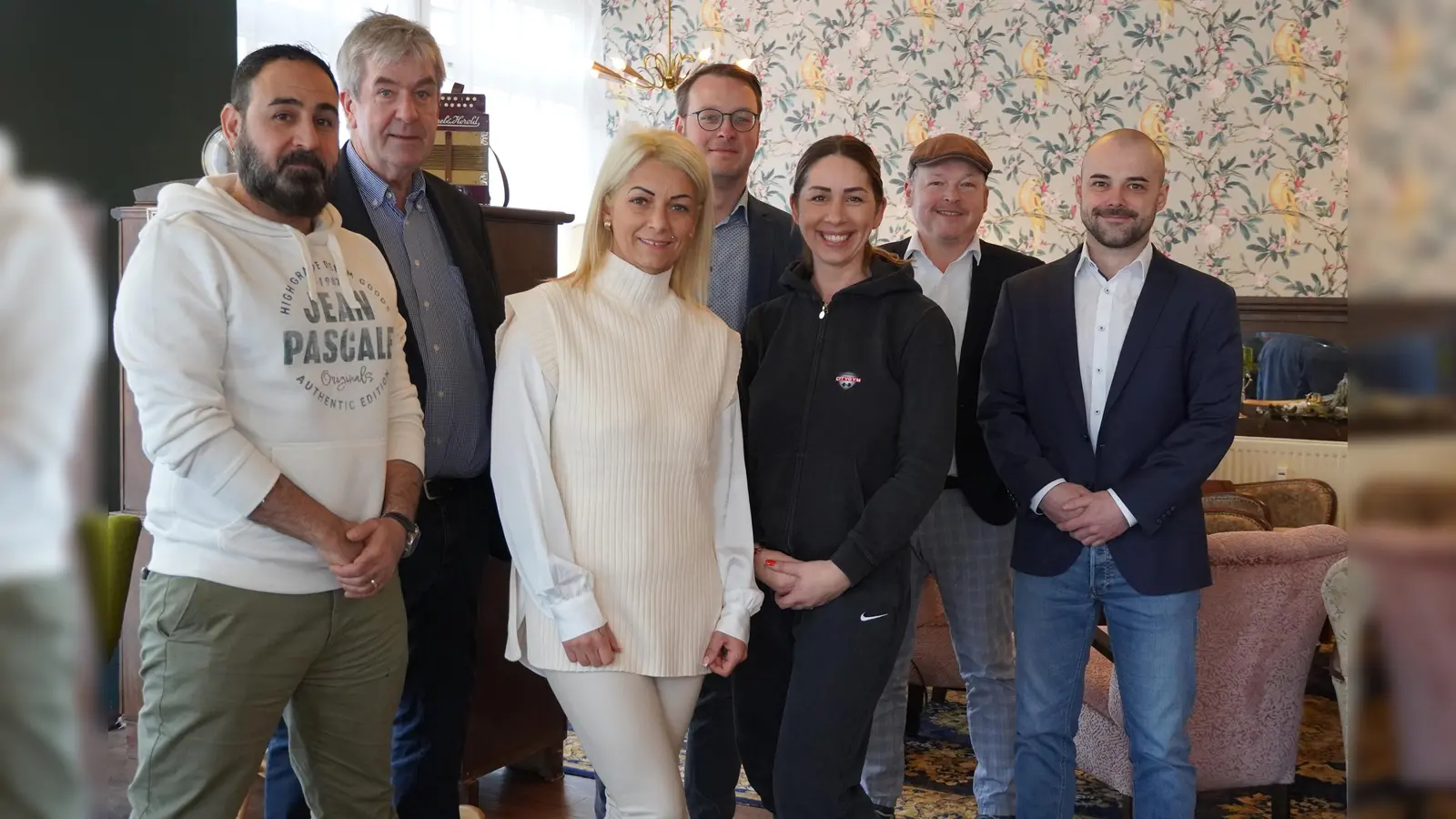 V.l.: Hasan Habeeb, Bürgermeister Hermann Temme, Renata Sipos, Alexander Kleinschmidt, Allgemeiner Vertreter des Bürgermeisters, Kathrin Totz, Martin Braun und Wirtschaftsförderer David Prott. (Foto: Stadt Brakel)