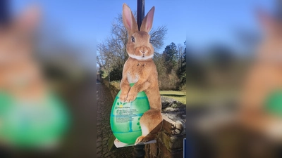Ein Osterhase wartet bereits an der Stadtmauer. (Foto: Touristik-Information Uslar/C. Filpe)