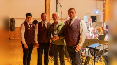 Ehrung mit der landesehrenplakette (v.l.): Schriftführerin Ursula Grewe, 2. Vorsitzender Patrick Hoppe, der mit der Landesehrenplakette NRW geehrte Reinhard Jakobs und 1. Vorsitzender Niklas Neimeier. (Foto: privat)