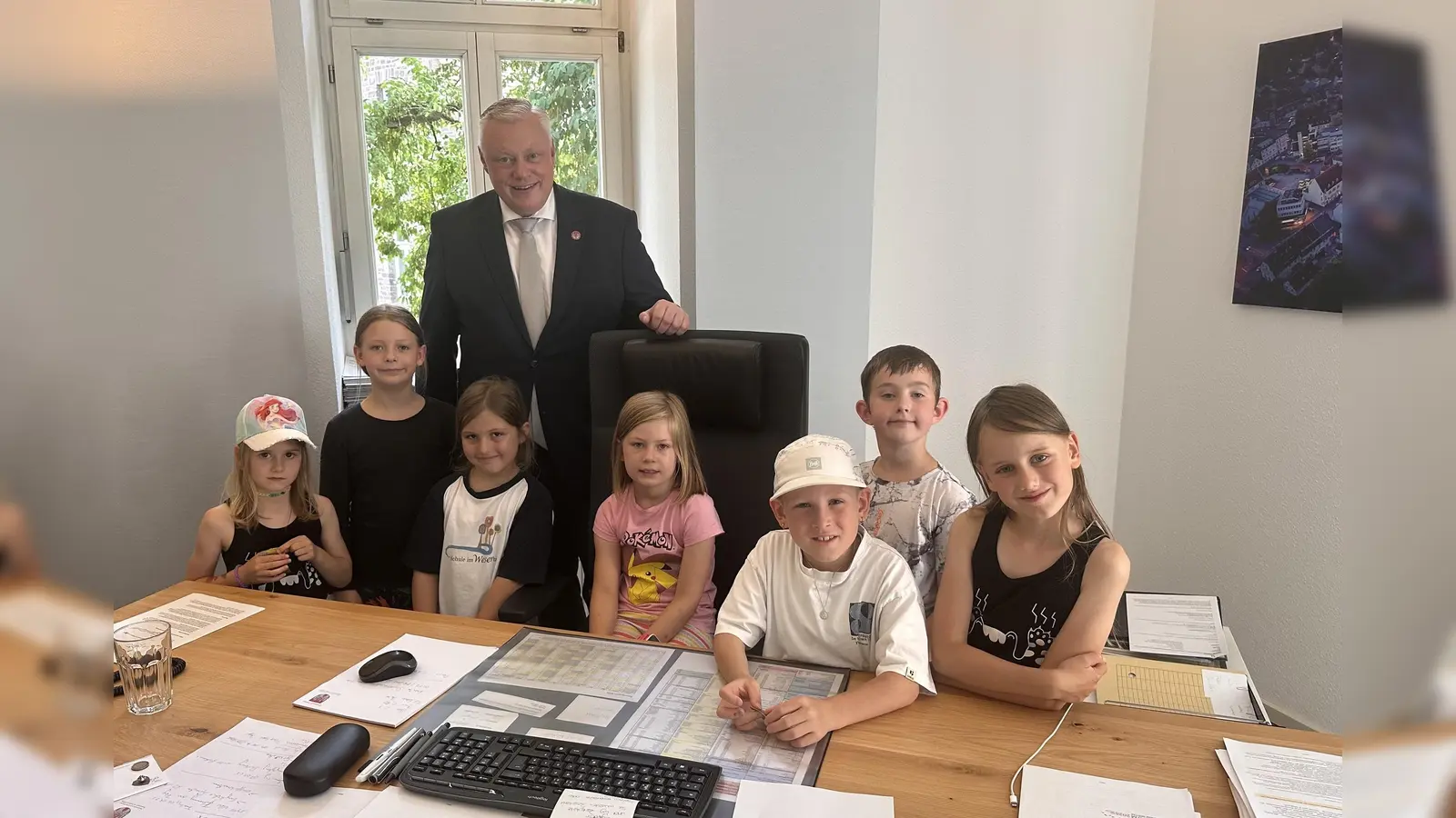 Einmal auf dem Stuhl des Bürgermeisters sitzen. Für die Kinder ergab sich diese einmalige Möglichkeit. Hier nimmt der 8-jährige Greta Platz und trägt sich zur Erinnerung in das Gästebuch der Stadt Höxter ein. (Foto: Stadt Höxter)