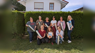 Leitungen der Städt. Kindergärten mit den noch ungestalteten Zeitkapseln. (Foto: privat)