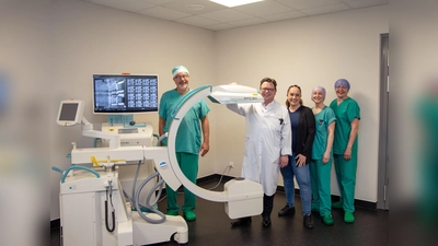 Peter Vollmer (OP-Teamleitung, von links), Prof. Dr. Antonio Ernstberger (Chefarzt der Klinik für Unfallchirurgie), Carolin Kuntze (Leitung Medizintechnik), Melanie Winzmann (stellv. OP-Teamleitung) und Annette Kriegel (OP-Management) freuen sich über die Inbetriebnahme des neuen 3D-Bildgebungssystems Ziehm Vision RFD 3D im St. Ansgar Krankenhaus. (Foto: privat)