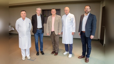 Chefarzt-Wechsel in der Radiologie am St. Josef Hospital in Bad Driburg (v.l.): der ausscheidende Chefarzt Dr. Liviu-Florian Moisin, neuer Chefarzt Dr. Ulrich Dorenbeck, KHWE-Geschäftsführer Christian Jostes, Dr. Volker Knapczik (Ärztlicher Leiter am St. Josef Hospital) und Simon Schmale (Leiter Geschäftsbereich Krankenhaus).  (Foto: KHWE)