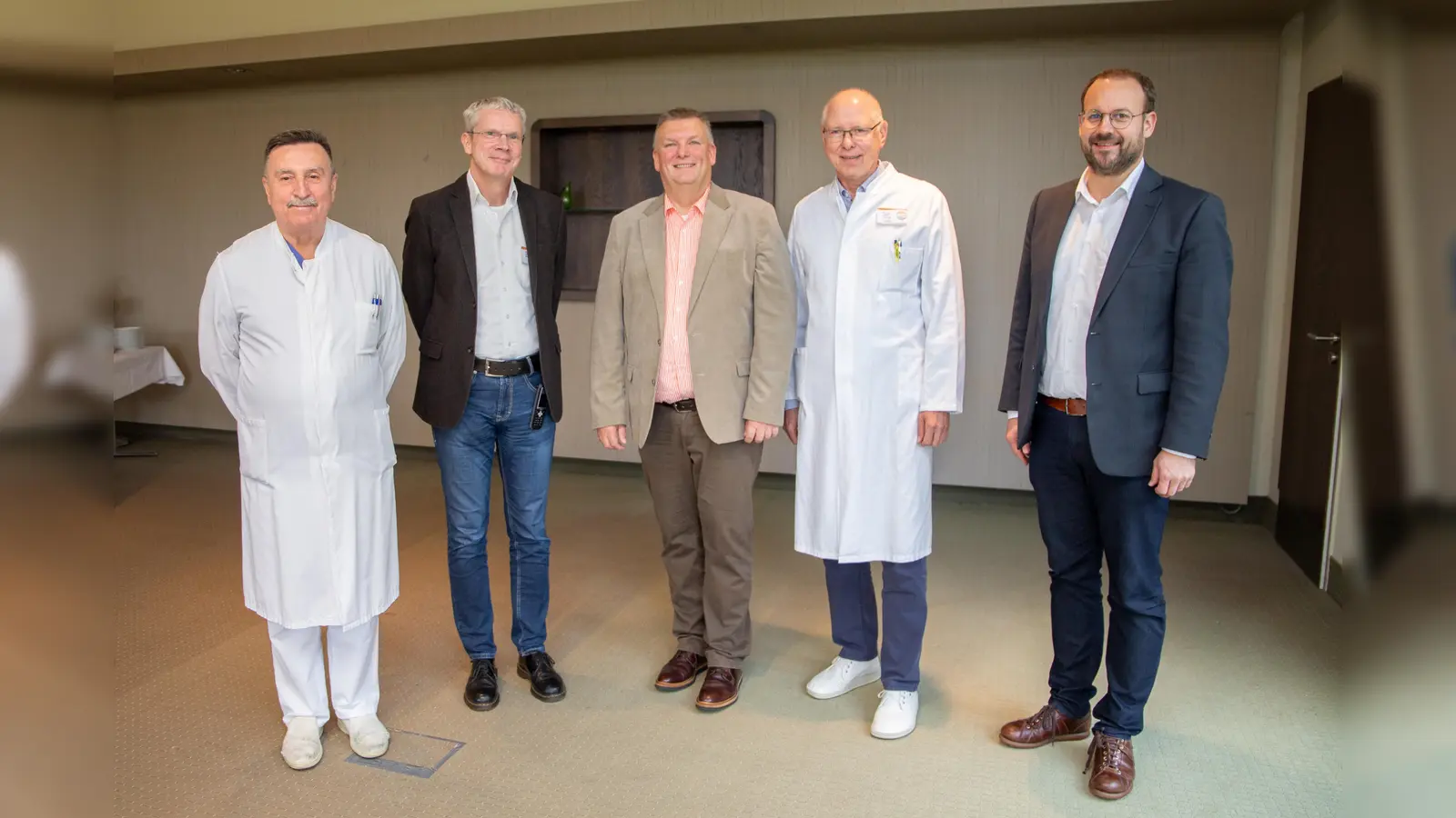 Chefarzt-Wechsel in der Radiologie am St. Josef Hospital in Bad Driburg (v.l.): der ausscheidende Chefarzt Dr. Liviu-Florian Moisin, neuer Chefarzt Dr. Ulrich Dorenbeck, KHWE-Geschäftsführer Christian Jostes, Dr. Volker Knapczik (Ärztlicher Leiter am St. Josef Hospital) und Simon Schmale (Leiter Geschäftsbereich Krankenhaus).  (Foto: KHWE)