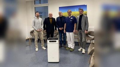 Übergabe im MVZ (v.l.): Benjamin Beineke, Vorsitzender des Fördervereins, Norbert Tyrasa, Hermann Schlieker, 2. und 1. Vorsitzender SoVD, Dr. Christian Schröter, Ärztlicher Leiter und Geschäftsführer Ingo Goldammer. (Foto: privat)