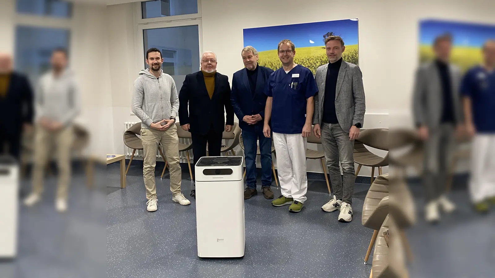 Übergabe im MVZ (v.l.): Benjamin Beineke, Vorsitzender des Fördervereins, Norbert Tyrasa, Hermann Schlieker, 2. und 1. Vorsitzender SoVD, Dr. Christian Schröter, Ärztlicher Leiter und Geschäftsführer Ingo Goldammer. (Foto: privat)