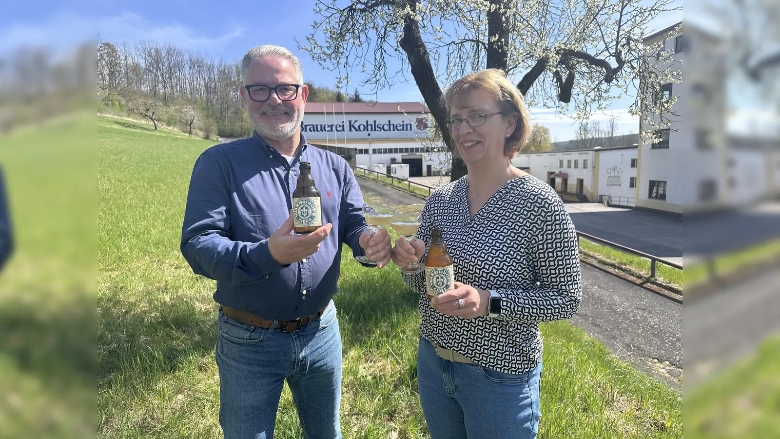 Nur noch im Handel erhältlich: das Regionalgetränk Warburger White Cider ist beliebt, auch bei Brauereichef Michael Kohlschein und Mitarbeiterin Barbara Kriegel. (Foto: privat)