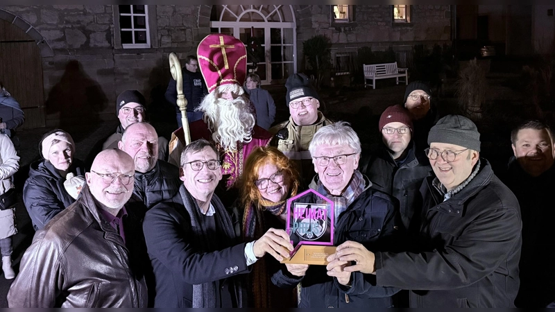 Vereinsvertreter der Ossendorfer Dorfgemeimschaft erhalten den Heimatpreis der Hansestadt Warburg, in der Mitte Ortsvorsteher Walter Güntermann. (Foto: Stadt Warburg)