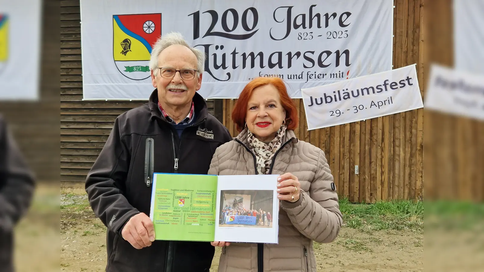 Karl-Josef Kruse und Anke Baumgarten präsentieren die Festschrift zum Jubiläum Lütmarsens. (Foto: privat)