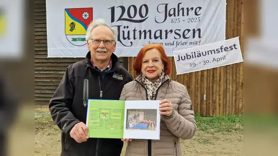 Karl-Josef Kruse und Anke Baumgarten präsentieren die Festschrift zum Jubiläum Lütmarsens. (Foto: privat)