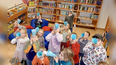 Voller Elan - und mit ganz viel Puste - starteten die Leseratten „ihre” Raketen. (Foto: Bücherei  Beverungen )