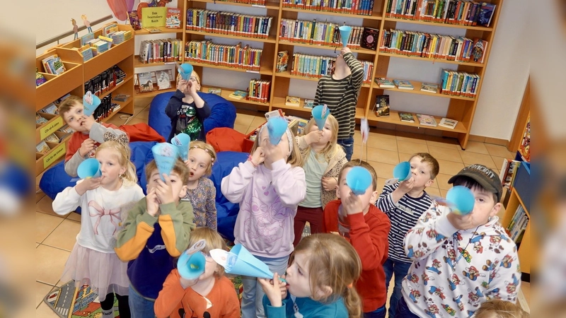 Voller Elan - und mit ganz viel Puste - starteten die Leseratten „ihre” Raketen. (Foto: Bücherei  Beverungen )
