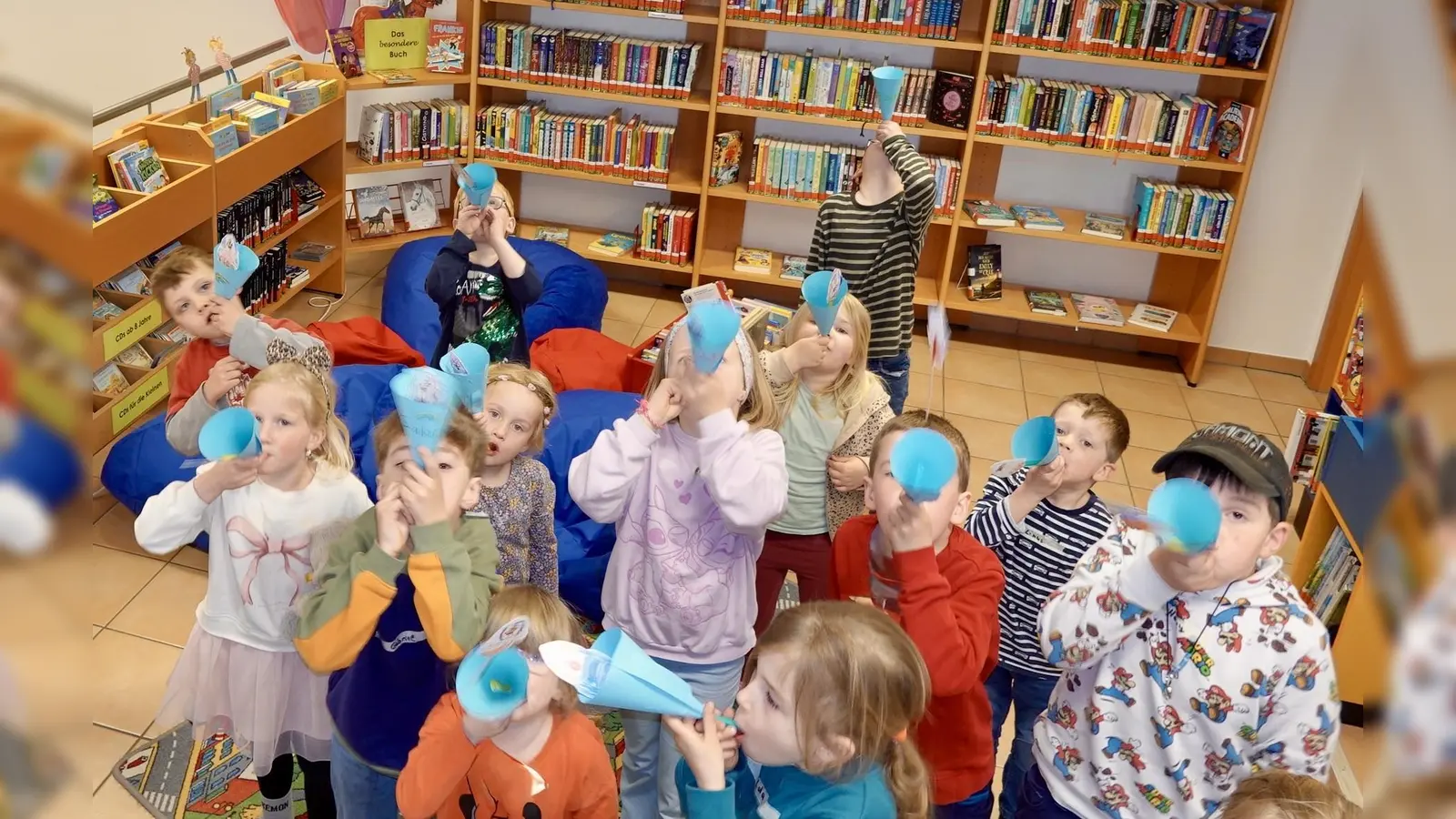 Voller Elan - und mit ganz viel Puste - starteten die Leseratten „ihre” Raketen. (Foto: Bücherei  Beverungen )