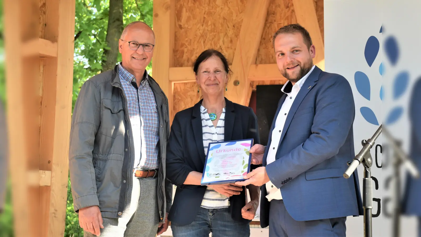Die Urkunde für den 1. Preis beim Kunstwettbewerb übergaben Thomas Schöning (Vorsitzender des Fördervereins der Landesgartenschau Höxter) und Pfarrer Tim Wendorff (interreligiöses Projektteam Schöpfungsgarten) bei der feierlichen Enthüllung der Skulptur vor dem Schöpfungsgarten.  (Foto: Barbara Siebrecht)
