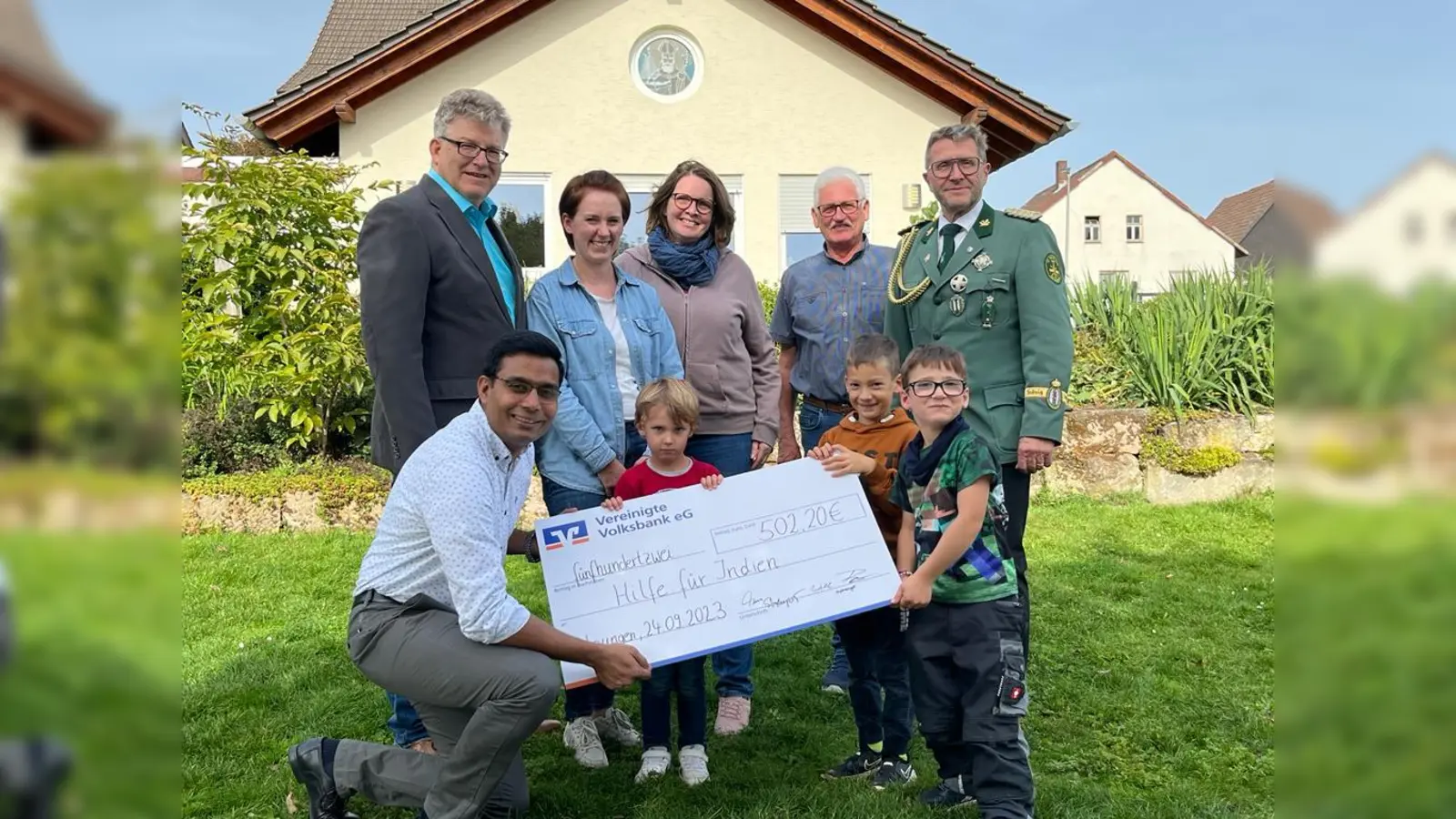 Die Spende wurde stellvertretend für alle Vereine, Gemeindemitglieder und dem Kindergarten von Reimund Tewes (v.l.), Ina Aufenanger, Simone Kremper, Otto Wilhelms, Frank Bösser und den Kindern Maxim, Yasin und Riccardo überreicht.  (Foto: privat)