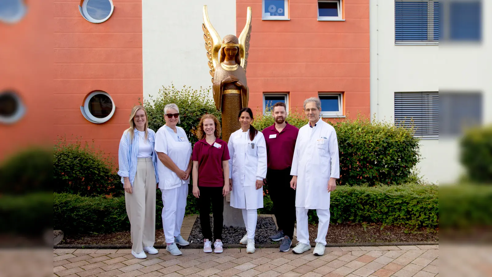 Das Team rund um Dr. Josef Nelles (rechts) freut sich über die neuen Maßnahmen und die Teilnahme am Schmerzregister (v.l.): Nicole Wiechers (Psychologin), Renate Böhner (Gesundheits- und Krankenpflegerin), Karina Stamm (Physiotherapeutin), ltd. Oberärztin Dr. Indira Ruch und Jeroen Saurgnani (Physiotherapeut). (Foto: KHWE)