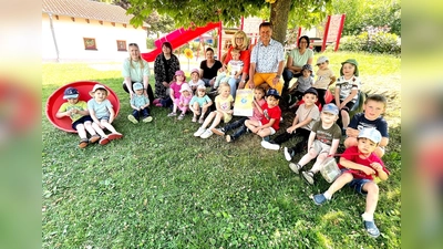 Für ihre mehrfache Teilnahme am Projekt „Kindermeilen“ überreicht Landrat Michael Stickeln den Kindern des Bewegungskindergartens Kinderlobby in Menne eine Urkunde. In der Einrichtung sind Groß und Klein schon im April umweltbewusst und aktiv unterwegs. „Diesen Schwung nehmen wir ins Kitajahr mit“, freut sich die Leiterin Elisabeth Wilmes mit ihrem Team.  (Foto: Barbara Siebrecht)