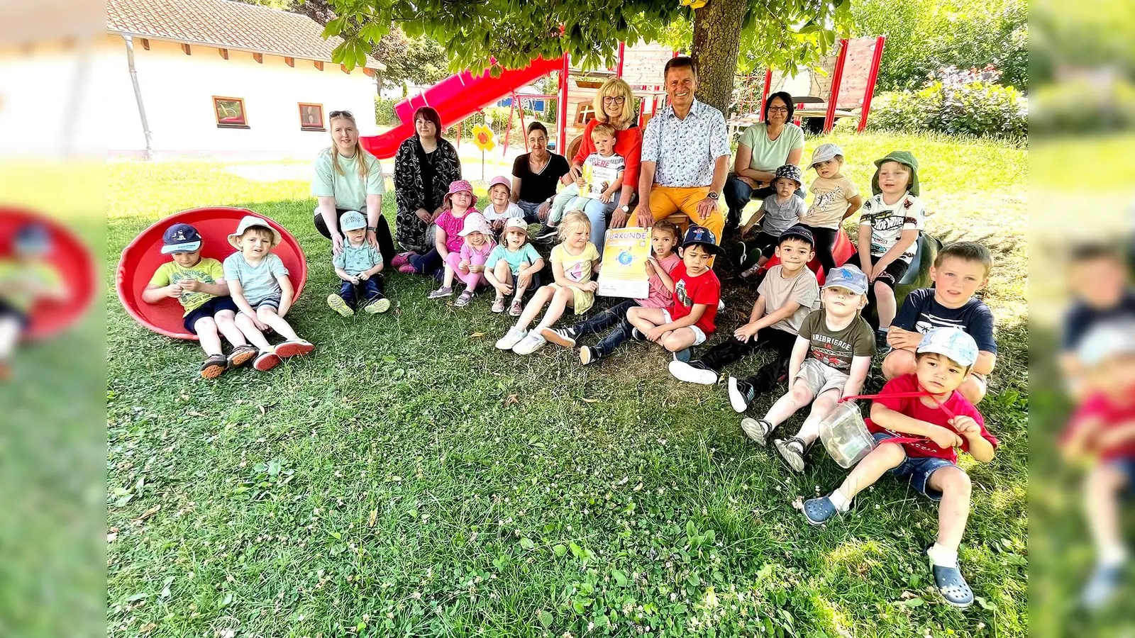Für ihre mehrfache Teilnahme am Projekt „Kindermeilen“ überreicht Landrat Michael Stickeln den Kindern des Bewegungskindergartens Kinderlobby in Menne eine Urkunde. In der Einrichtung sind Groß und Klein schon im April umweltbewusst und aktiv unterwegs. „Diesen Schwung nehmen wir ins Kitajahr mit“, freut sich die Leiterin Elisabeth Wilmes mit ihrem Team.  (Foto: Barbara Siebrecht)