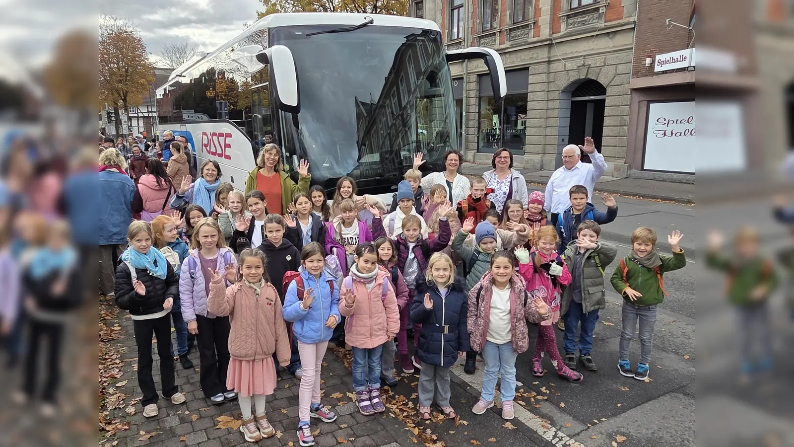 Reisefertig: Schülerinnen und Schüler der Musikschule Höxter freuen sich auf den Konzertbesuch in Kassel. (Foto: Musikschule/Stadt Höxter)