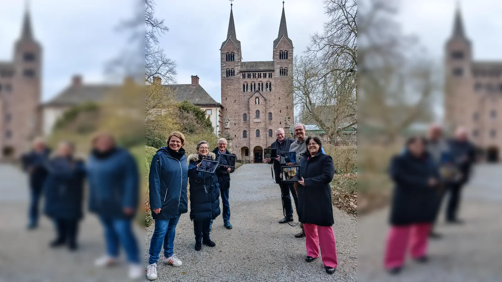 Bewerben Corvey und das Gartenschau-Gelände gemeinsam: (v.l.) Annika Pröbe (Standortleitung Weltkulturerbe), Dorothee Feldmann (Verwaltungsdirektorin Corvey), Josef Kowalski (Kirchenvorstand), Daniel Hartman (Bürgermeister), Viktor Herzog von Ratibor und Fürst von Corvey, Claudia Koch (Geschäftsführerin Huxarium).  (Foto: Huxarium Gartenpark Höxter)