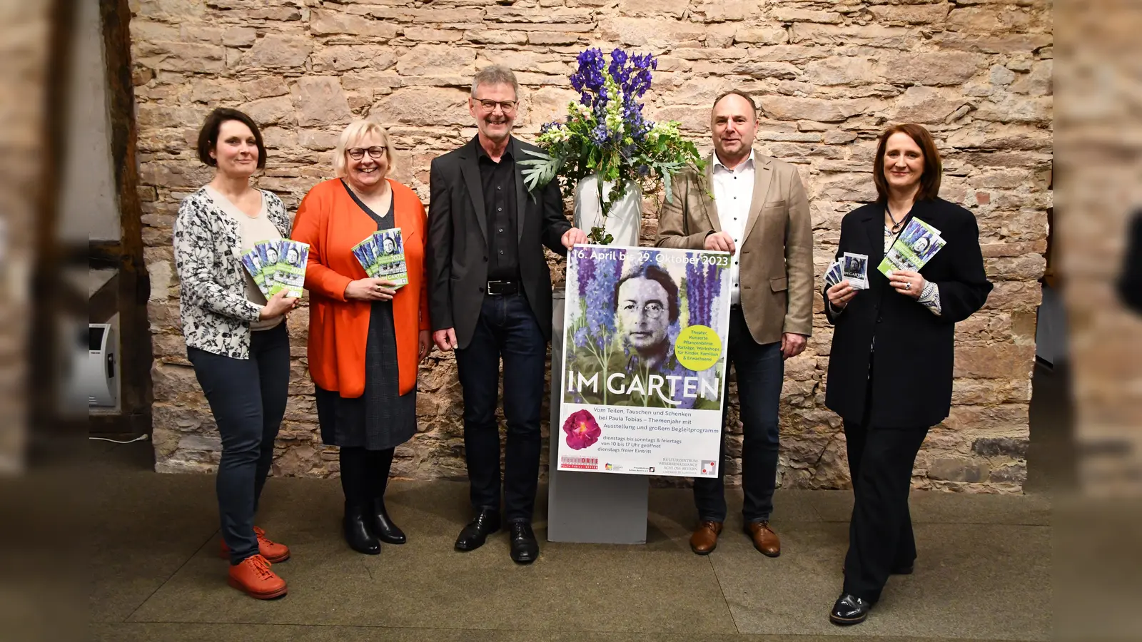 Präsentationstermin im Schloss Bevern: v.l. Elisabeth Brügger (Bereich Kultur), Marie-Luise Niegel (Bereichsleiterin Bildung und Kultur), Kreisbaurat Ralf Buberti, Landrat Michael Schünemann, Dr. Katja Drews (Bereich Kultur). (Foto: privat)