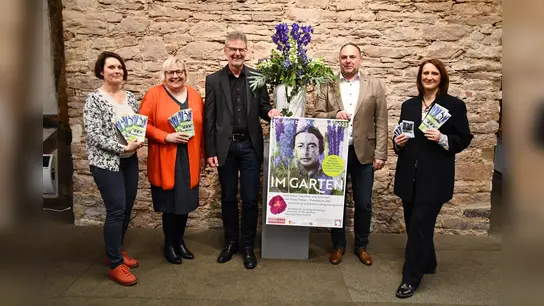 Präsentationstermin im Schloss Bevern: v.l. Elisabeth Brügger (Bereich Kultur), Marie-Luise Niegel (Bereichsleiterin Bildung und Kultur), Kreisbaurat Ralf Buberti, Landrat Michael Schünemann, Dr. Katja Drews (Bereich Kultur). (Foto: privat)