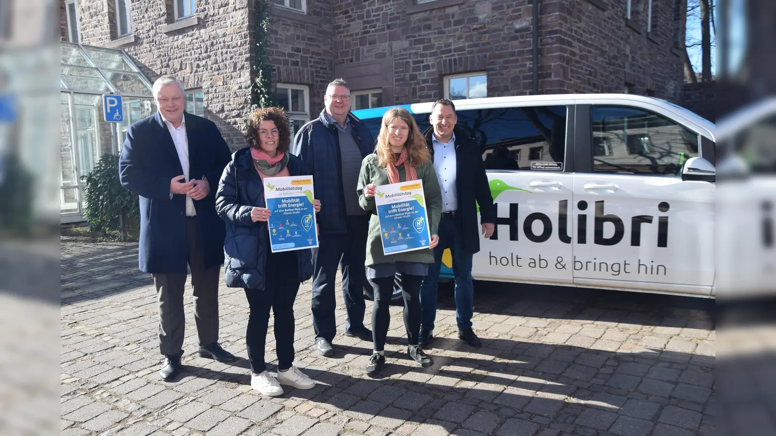 Freuen sich auf den Ersten Mobilitätstag in Höxter: (v.l.) Bürgermeister Daniel Hartmann, Klimaschutzbeauftragte Katharina Koßmann, Busunternehmer Bernhard Risse, Mobilitätsbeauftragte Karolin Bludau und NPH-Geschäftsführer Marcus Klugmann geben einen spannenden Ausblick auf die zahlreichen Attraktionen und Aussteller, die den Tag prägen. (Foto: Stadt Höxter)