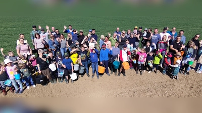 Vorfreude auf das große Jubiläum: Die Jubiläumskartoffeln, von Kindern und Ihren Eltern gepflanzt, sollen am am Festwochenende von historischer<br>Landwirtschaft geerntet werden. (Foto: privat)